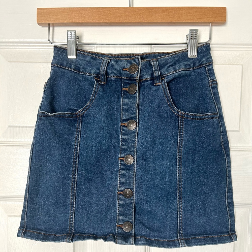 Almost Famous Women’s Buttoned Denim Medium Wash Skirt Sz 3 Junior’s
